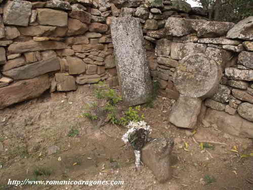 ANGULO NORESTE DEL CEMENTERIO: LOSA DE SARCFAGO Y ESTELA FUNERARIA MEDIEVALES